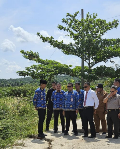 Pjs Bupati Kuansing, dr. Sri Sadono bersama jajaran meninjau lokasi jembatan putus di perbatasan Desa Muaro Sentajo dan Pulau Komang.