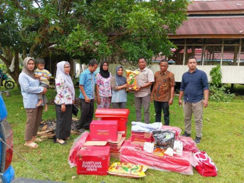Dinsos PMD Kuansing serahkan bantuan untuk korban angin puting beliung dikuansing